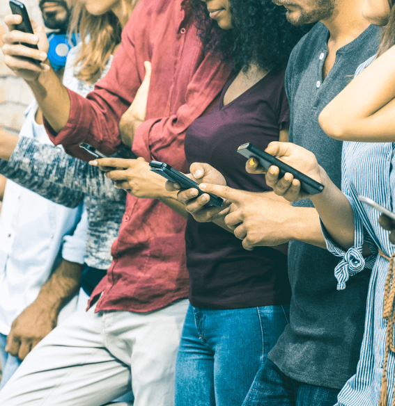 persone con i loro smartphones