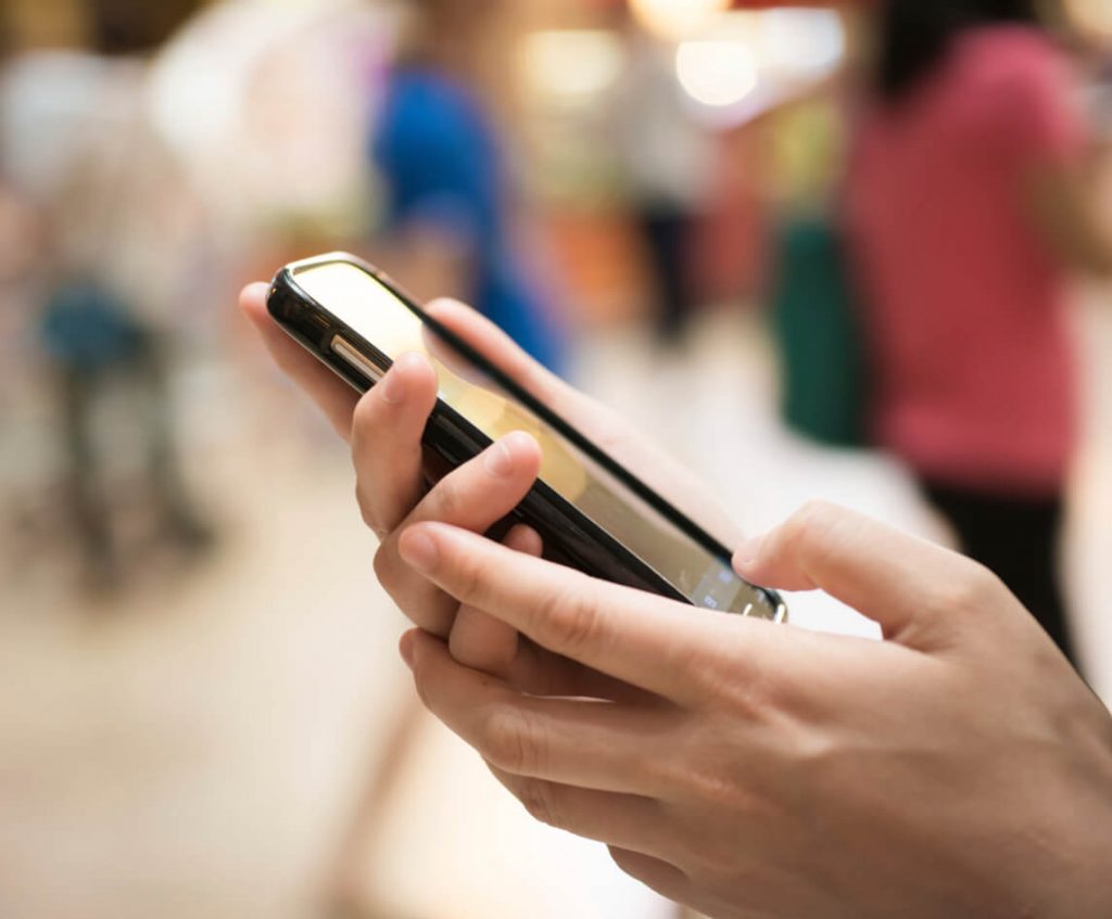 persona che tiene in mano uno smartphone