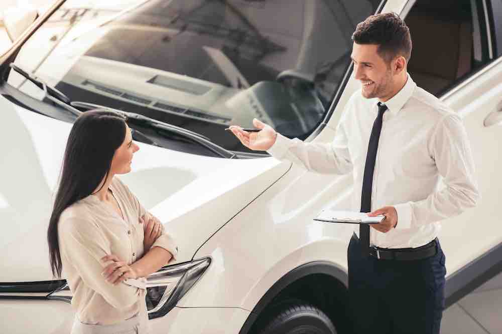 agente concessionaria con potenziale cliente